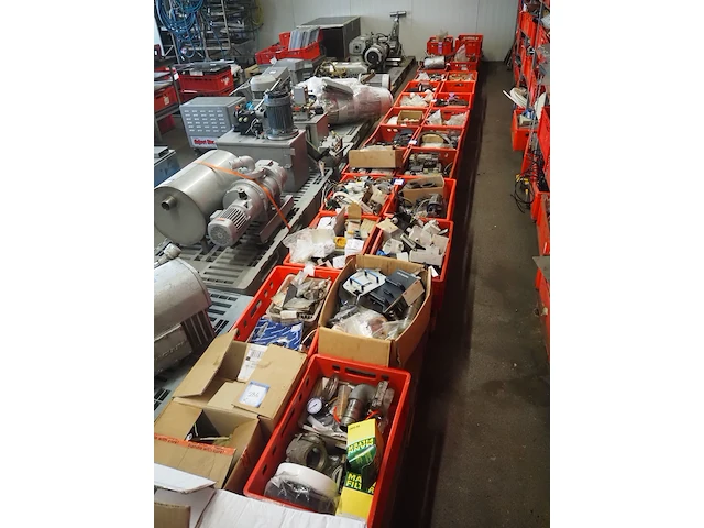 Nn workshop inventory with various machine parts - afbeelding 1 van  36