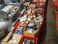 Nn workshop inventory with various machine parts - afbeelding 1 van  36