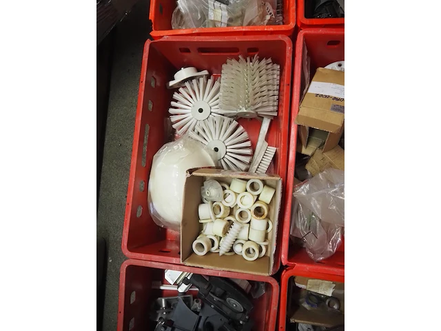 Nn workshop inventory with various machine parts - afbeelding 13 van  36