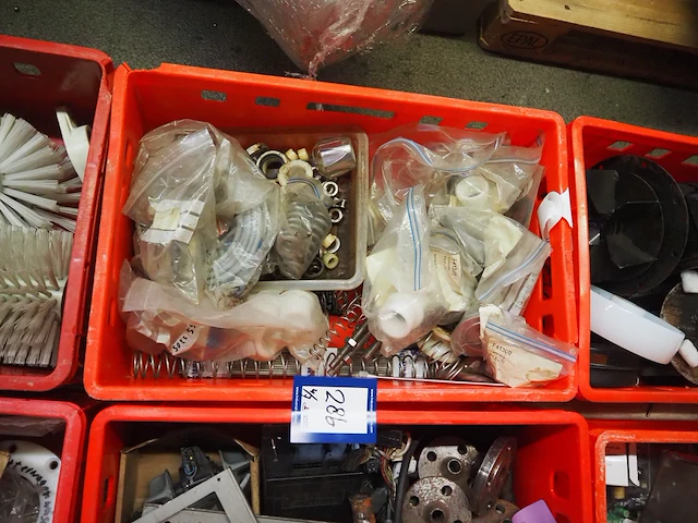 Nn workshop inventory with various machine parts - afbeelding 15 van  36