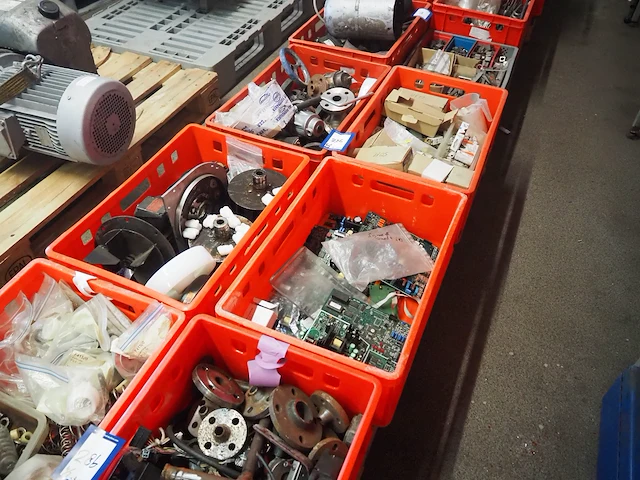 Nn workshop inventory with various machine parts - afbeelding 16 van  36