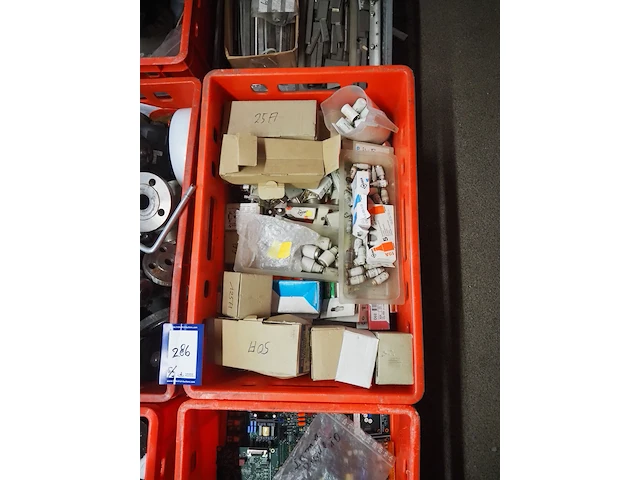 Nn workshop inventory with various machine parts - afbeelding 19 van  36