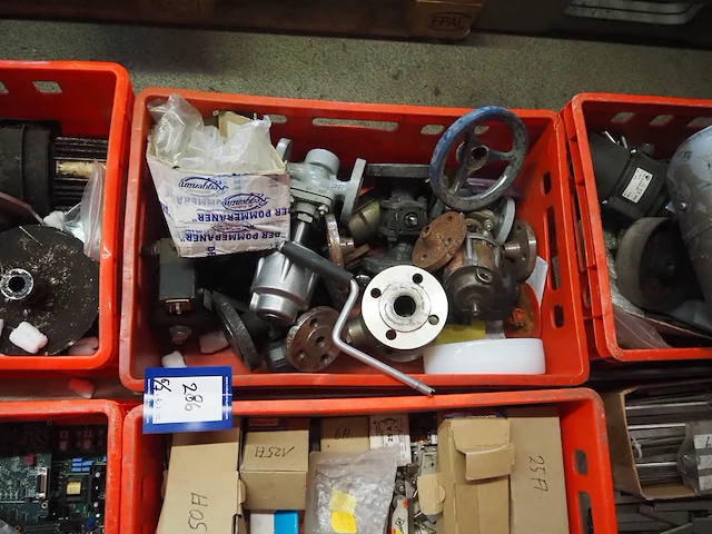 Nn workshop inventory with various machine parts - afbeelding 20 van  36