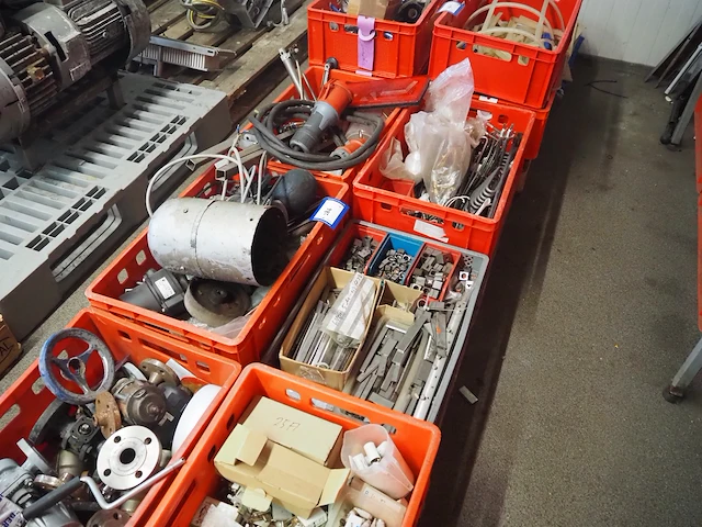 Nn workshop inventory with various machine parts - afbeelding 21 van  36