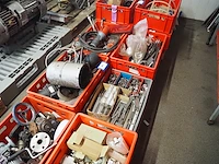 Nn workshop inventory with various machine parts - afbeelding 21 van  36