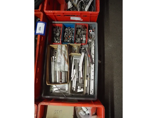 Nn workshop inventory with various machine parts - afbeelding 22 van  36