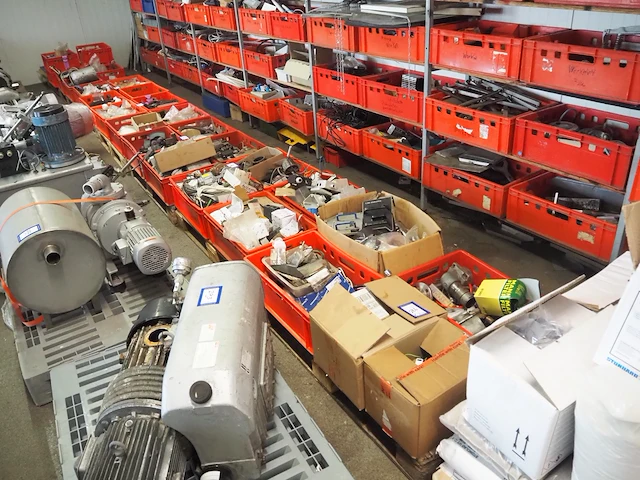 Nn workshop inventory with various machine parts - afbeelding 12 van  36