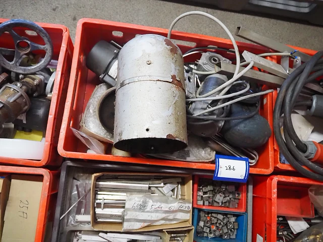 Nn workshop inventory with various machine parts - afbeelding 24 van  36
