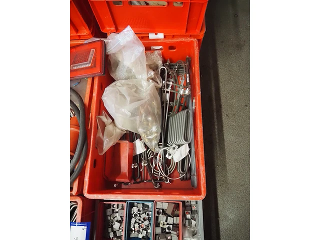 Nn workshop inventory with various machine parts - afbeelding 25 van  36