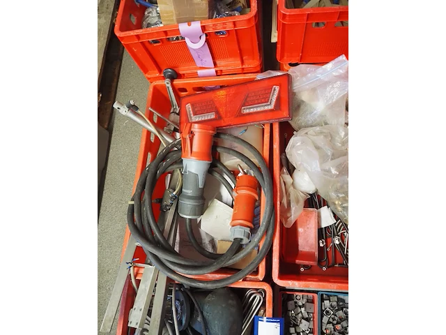 Nn workshop inventory with various machine parts - afbeelding 26 van  36