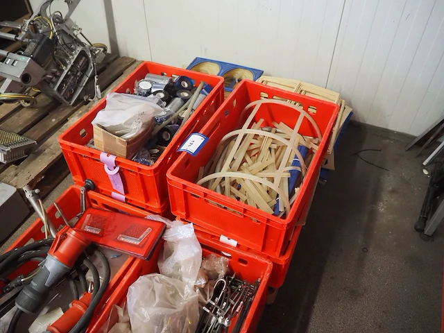 Nn workshop inventory with various machine parts - afbeelding 27 van  36