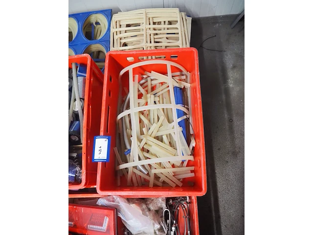 Nn workshop inventory with various machine parts - afbeelding 28 van  36