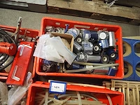 Nn workshop inventory with various machine parts - afbeelding 29 van  36