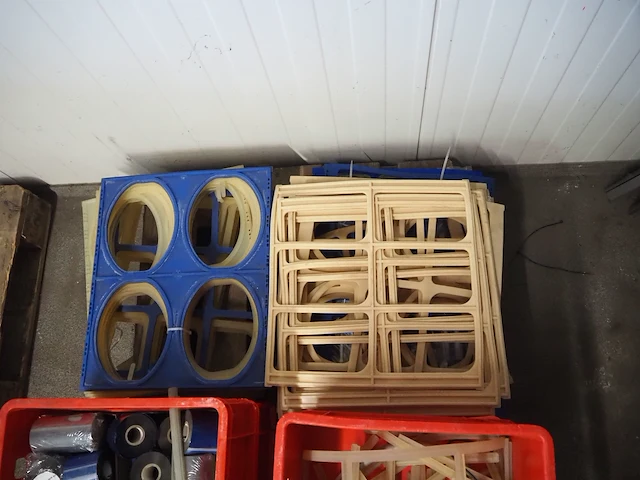 Nn workshop inventory with various machine parts - afbeelding 30 van  36