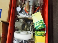 Nn workshop inventory with various machine parts - afbeelding 31 van  36