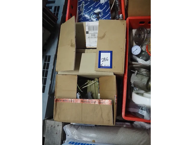 Nn workshop inventory with various machine parts - afbeelding 32 van  36