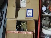 Nn workshop inventory with various machine parts - afbeelding 32 van  36