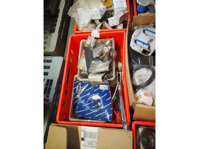 Nn workshop inventory with various machine parts - afbeelding 34 van  36
