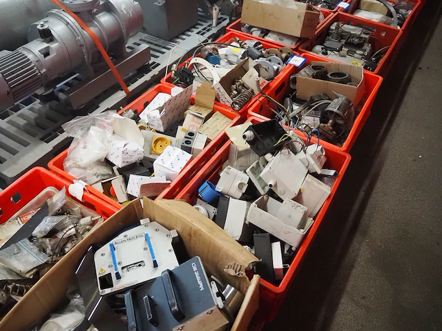 Nn workshop inventory with various machine parts - afbeelding 35 van  36