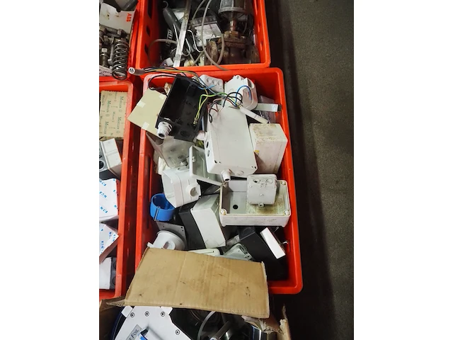 Nn workshop inventory with various machine parts - afbeelding 36 van  36