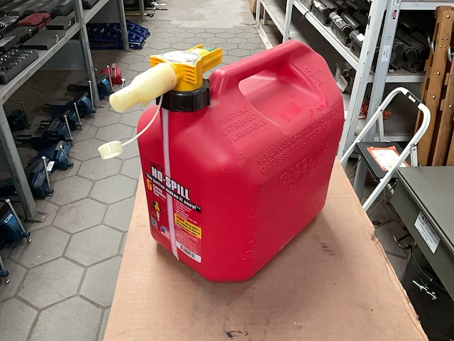 No spill 5 gallon gasoline can - afbeelding 1 van  3