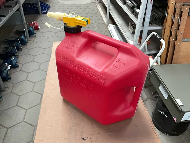 No spill 5 gallon gasoline can - afbeelding 2 van  3