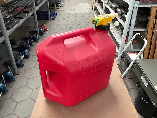 No spill 5 gallon gasoline can - afbeelding 3 van  3