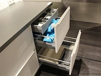 Nobila eilandkeuken met apparaten / kastenwand - afbeelding 4 van  48
