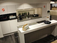 Nobila eilandkeuken met apparaten / kastenwand - afbeelding 1 van  48