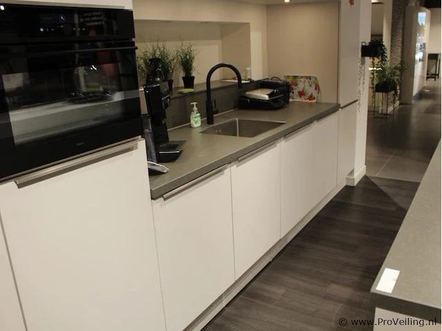 Nobila eilandkeuken met apparaten / kastenwand - afbeelding 15 van  48