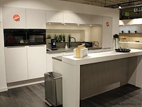 Nobila eilandkeuken met apparaten / kastenwand - afbeelding 12 van  48