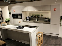 Nobila eilandkeuken met apparaten / kastenwand - afbeelding 34 van  48