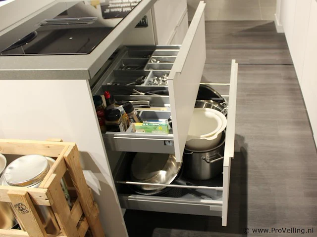 Nobila eilandkeuken met apparaten / kastenwand - afbeelding 45 van  48