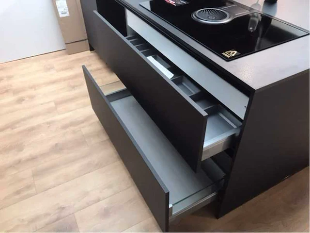 Nobilia - easytouch zwart - keukenopstelling - afbeelding 25 van  27