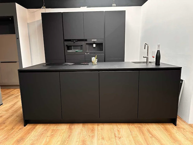 Nobilia easytouch zwart eiland opstelling - afbeelding 1 van  29