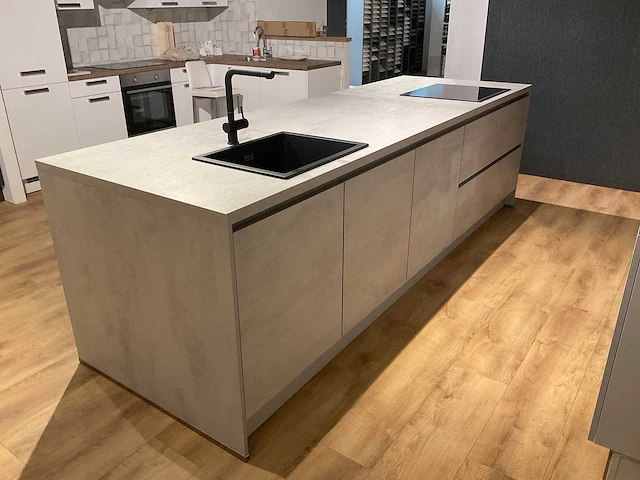 Nobilia eiland keuken met kastenwand - afbeelding 7 van  31