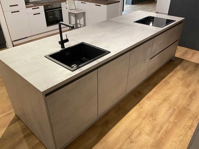 Nobilia eiland keuken met kastenwand - afbeelding 26 van  31