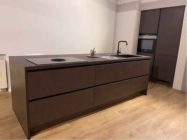 Nobilia eiland keuken met kastenwand - afbeelding 1 van  22