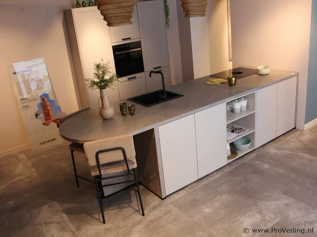 Nobilia eilandkeuken met apparatenwand easy touch - afbeelding 1 van  37