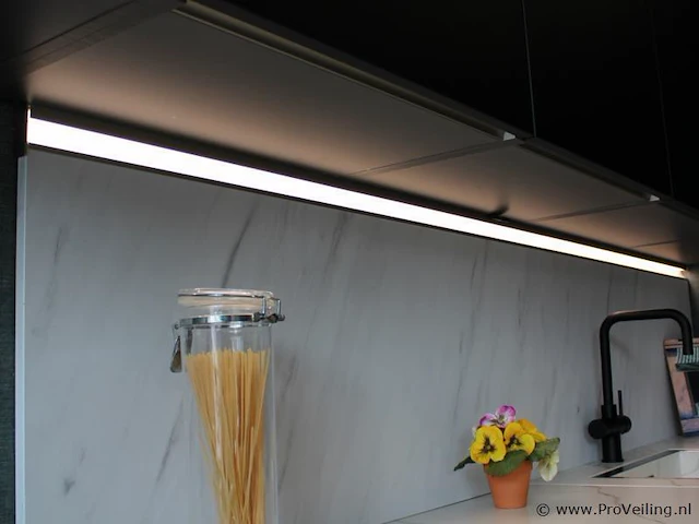 Nobilia eilandkeuken met apparatenwand touch - afbeelding 31 van  48