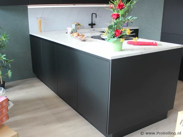 Nobilia eilandkeuken met apparatenwand touch - afbeelding 34 van  48