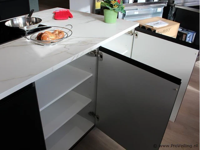 Nobilia eilandkeuken met apparatenwand touch - afbeelding 45 van  48