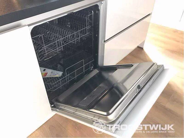 Nobilia eilandkeuken met kastenwand - afbeelding 2 van  19