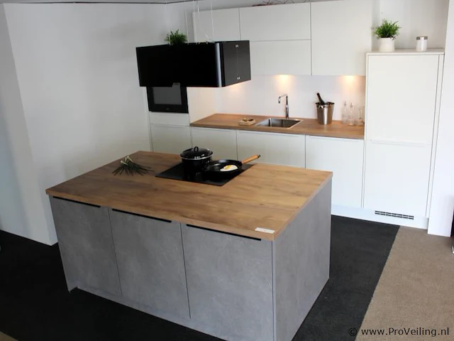 Nobilia eilandkeuken met spoelwand - afbeelding 1 van  52