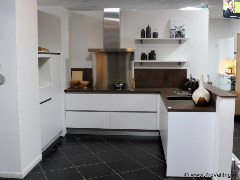 Veiling van diverse häcker & nobilia showroomkeukens te hattem – van eiland tot hoekkeukens!
