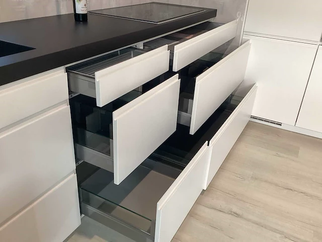 Nobilia inline mat lak wit showroom opstelling - afbeelding 5 van  30