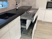 Nobilia inline mat lak wit showroom opstelling - afbeelding 6 van  30