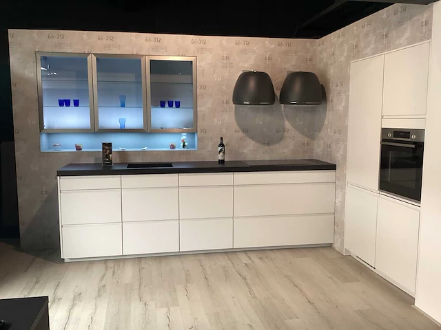 Nobilia inline mat lak wit showroom opstelling - afbeelding 1 van  30