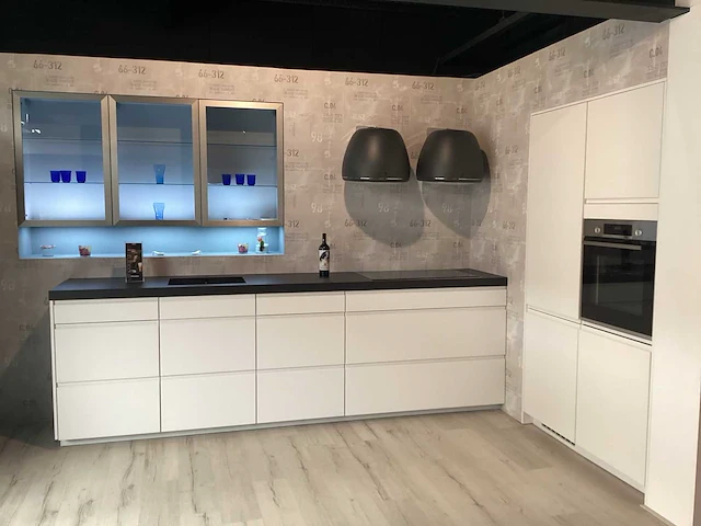 Nobilia inline mat lak wit showroom opstelling - afbeelding 12 van  30