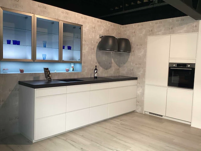 Nobilia inline mat lak wit showroom opstelling - afbeelding 23 van  30
